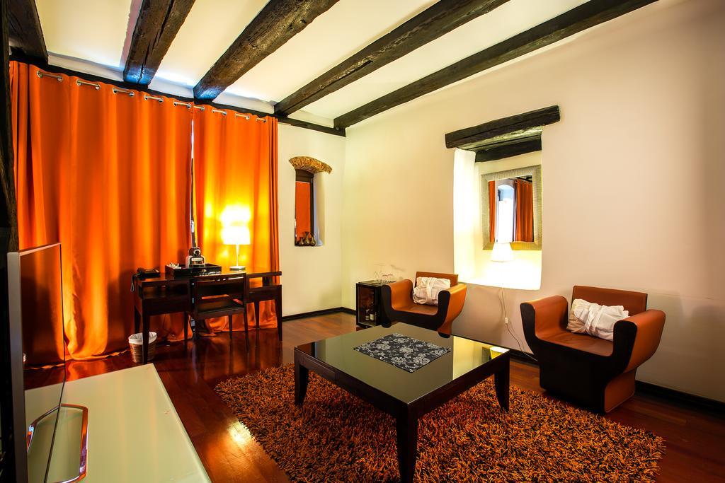 Le B. Suites, & Restaurant
