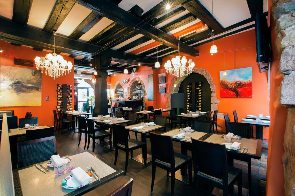 Le B. Suites, Chambres&restaurant Couette-café